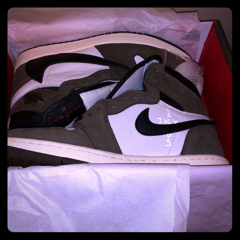 Jordan 1 Travis Scott